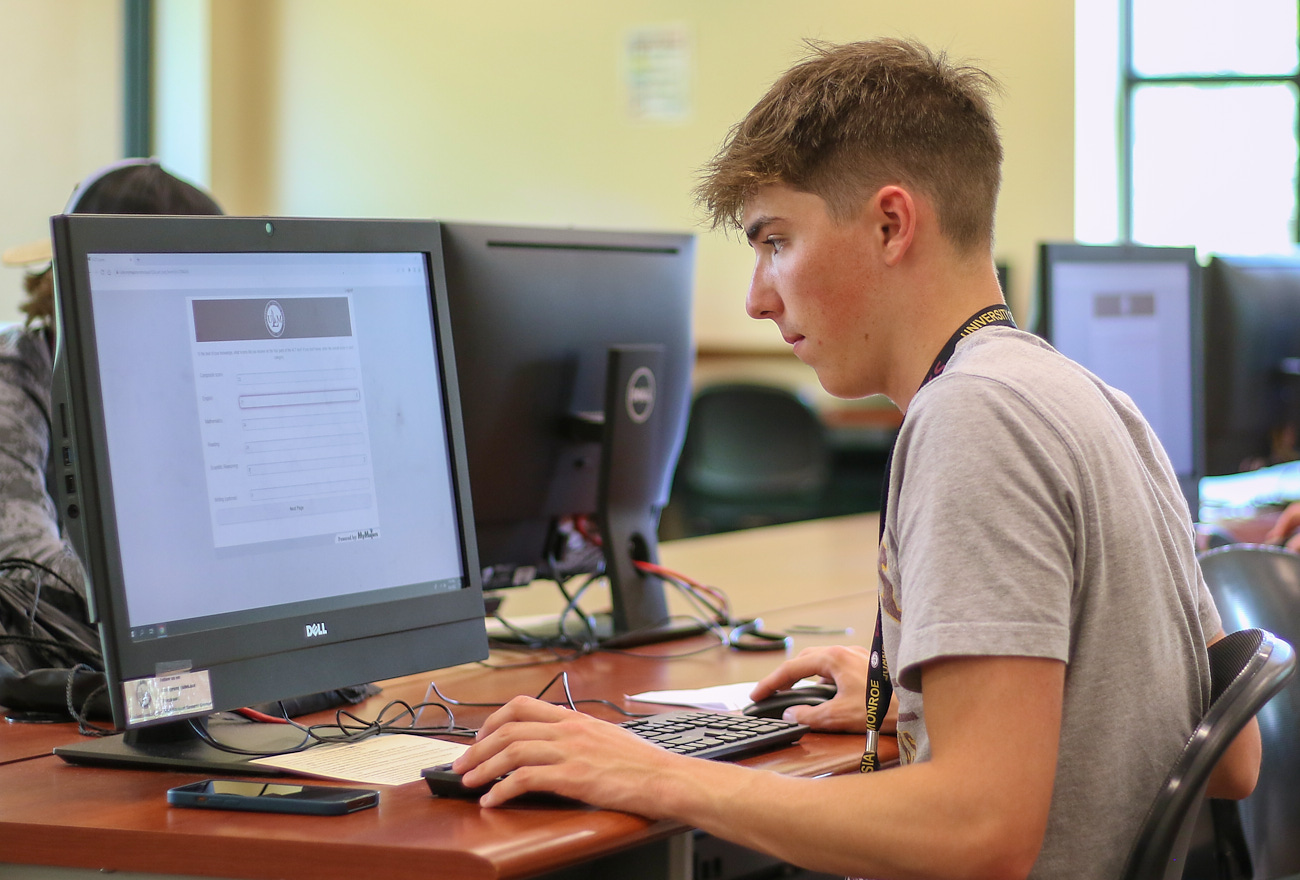 A ULM student takes an assessment quiz on a computer to discover his top 10 majors.