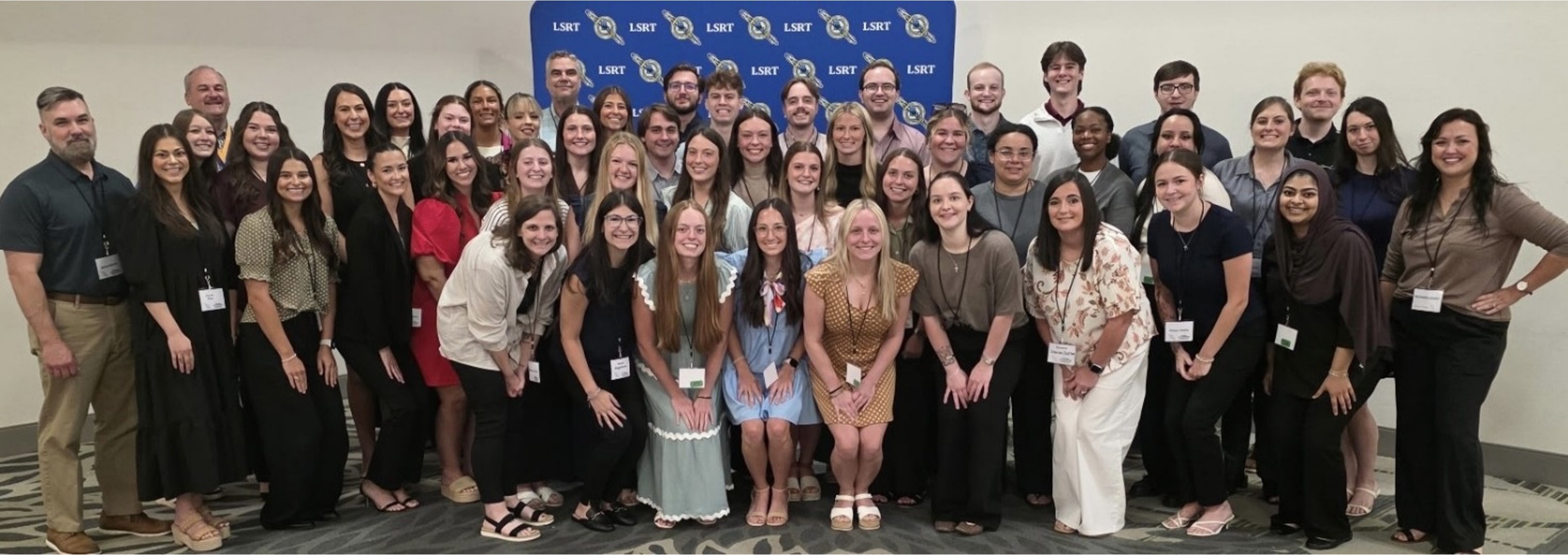 A large group of radiologic technology students and faculty pose at a conference.