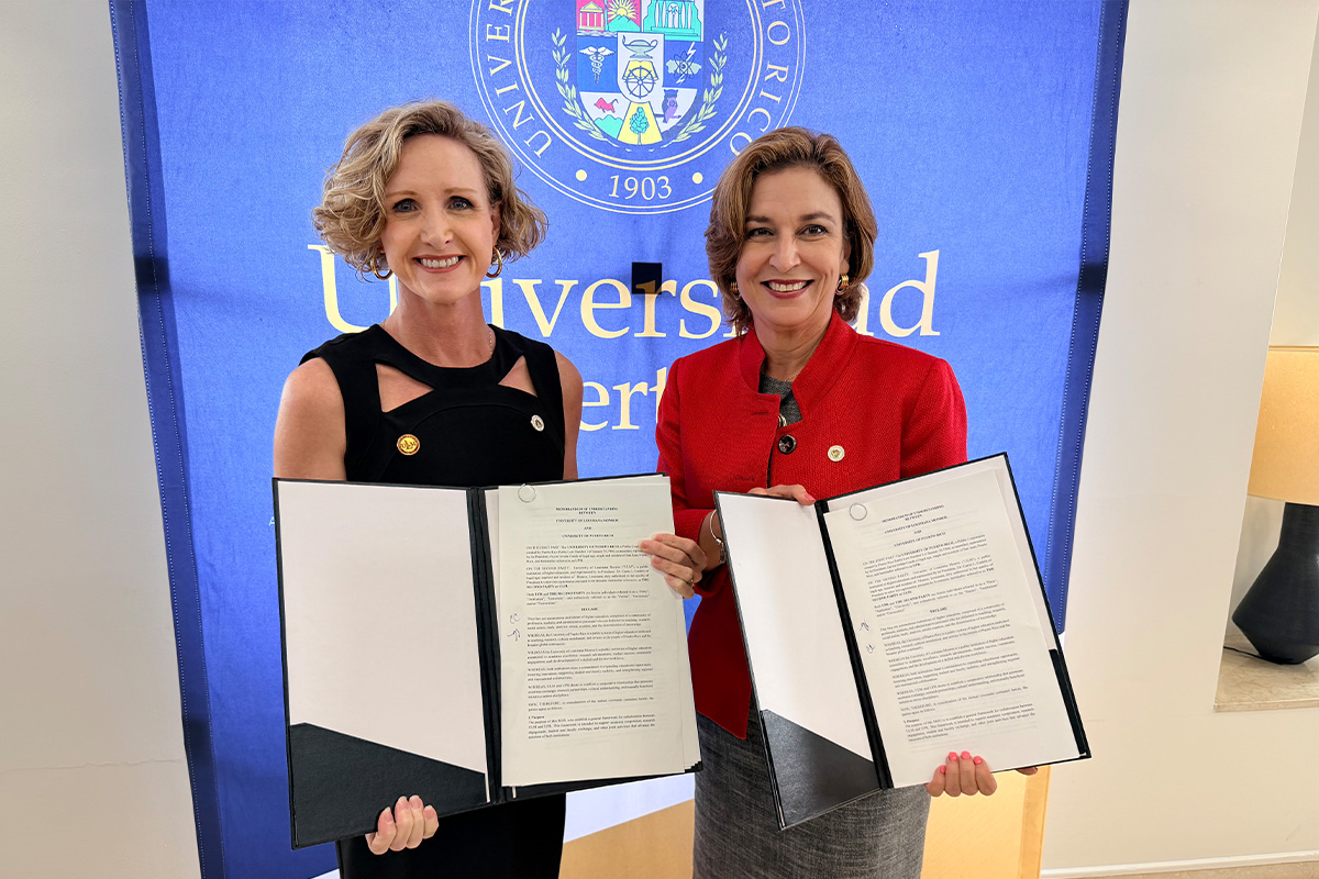 President Castille and President Conde display the agreement signed between ULM and UPR.