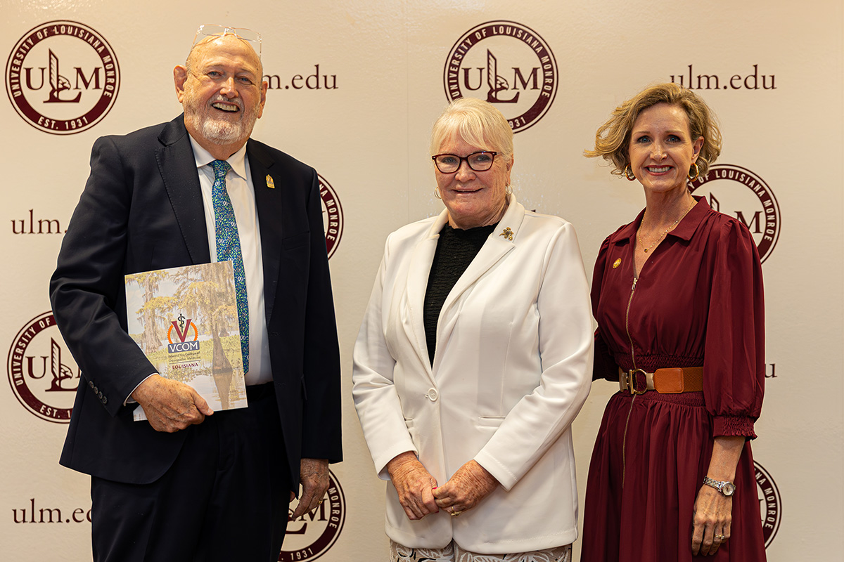 Administrators from VCOM and ULM pose for a photo at the signing of a new agreement. 
