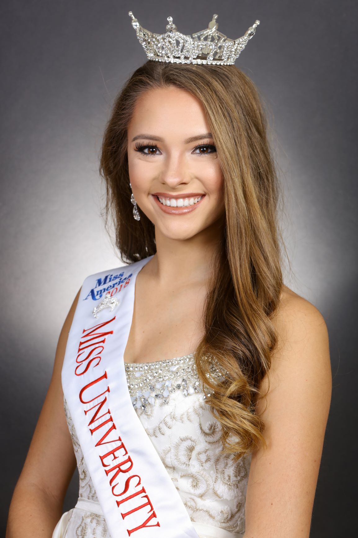 photo of Lanford wearing crown